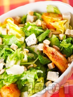 Зелена салата със синьо сирене, картофи и кедрови ядки - снимка на рецептата